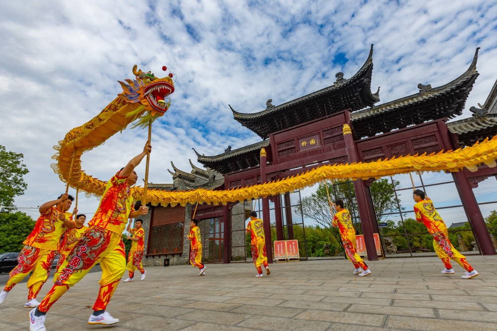 江苏省级非遗项目吴桥社火表演队在江苏省扬州市江都区吴桥镇白塔河