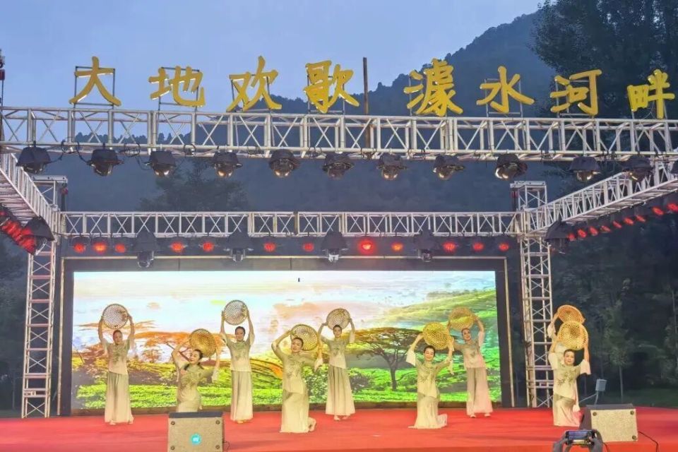 好戏开演！白马滩镇这场文艺惠民演出太“出圈”了～_腾讯新闻