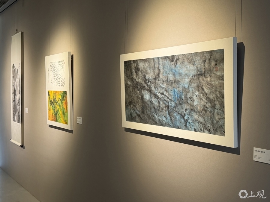 作家来抢画家饭碗？龚静艺术作品展开幕，当年的班主任陈思和说“很自豪”_腾讯新闻