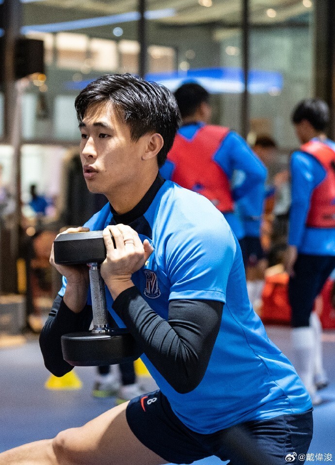 戴伟浚社媒晒训练照全力冲击新赛季