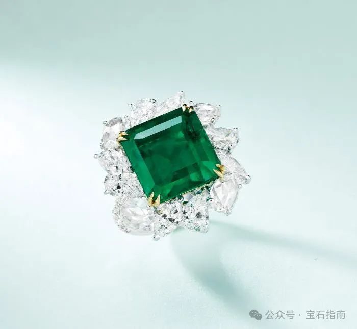 43mm翡翠手镯成交价:hkd4,560,000估价:hkd4,000,000-6,000,000配镶