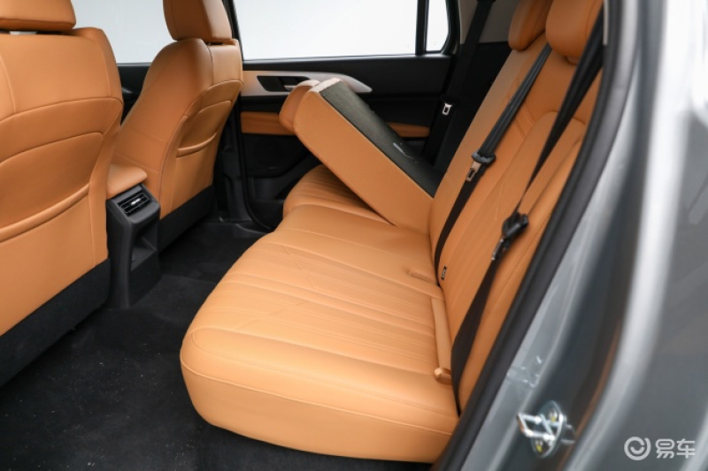 另外,新车后排配备了3个头枕,并且支持持27度和31度两档调节,大幅提升