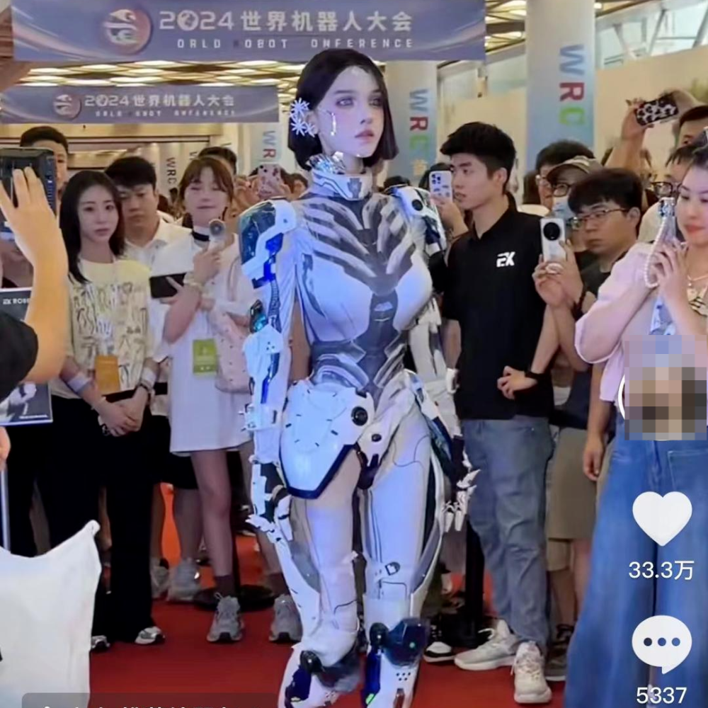 记者注意到,8月25日上述两名女网红,以及为两人化机器人仿妆的化妆师