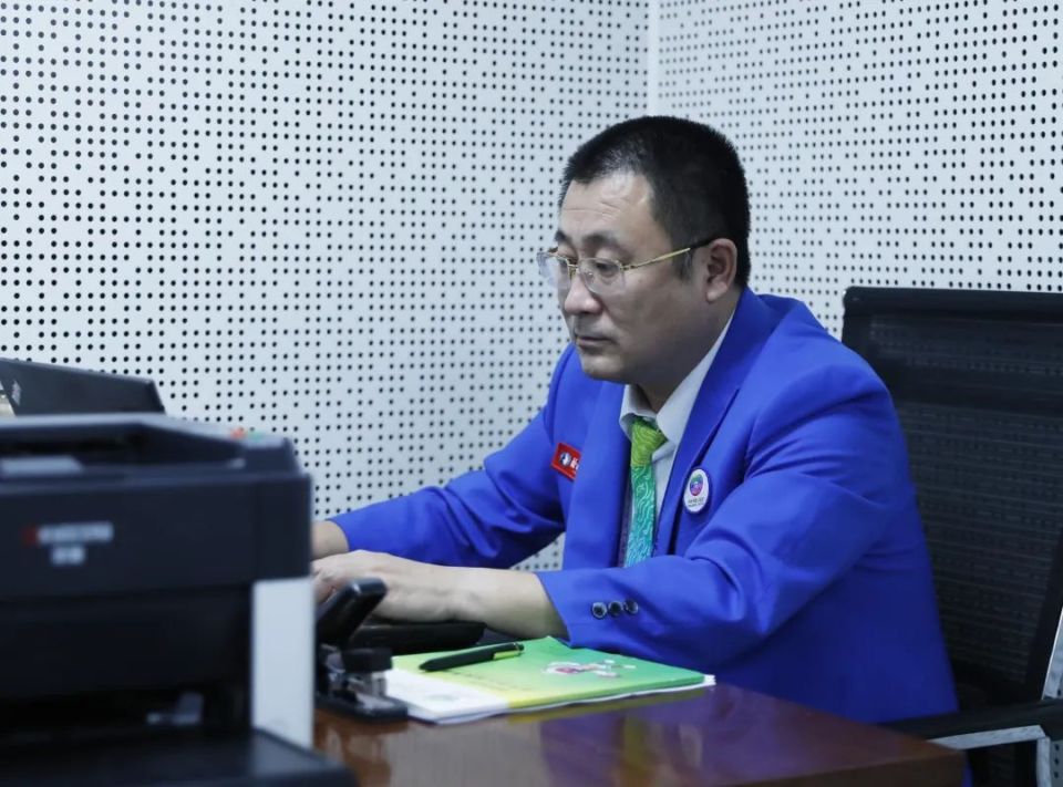 袁磊:用心书写厚重历史,热爱可抵岁月漫长 | 裁判看台