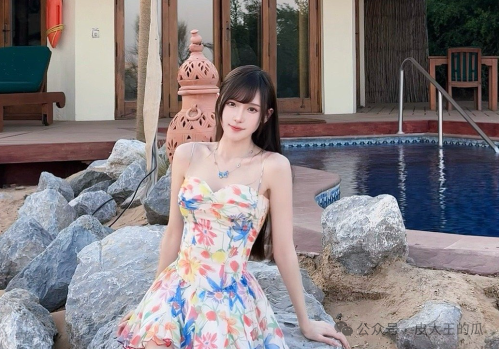 腐团儿晒出黑色猫咪装,直播吐槽人气下滑,基本工资有时都拿不到