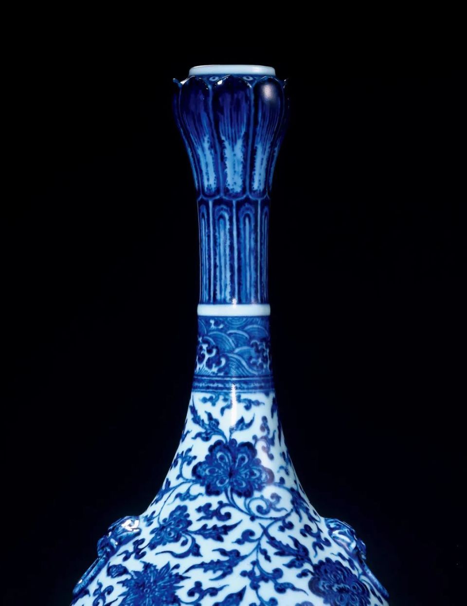 保利香港拍卖丨2023秋拍呈献——清雍正青花缠枝莲纹铺首耳长颈莲口