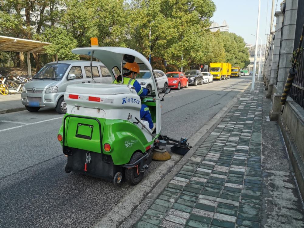 整治背街小巷,环卫工人精细化作业将宝山打扮得更加靓丽