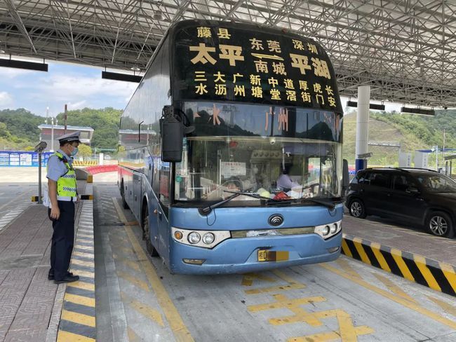 大巴为代表的道路客运车辆曾为市民出行提供了便利,但是卧铺客车及57