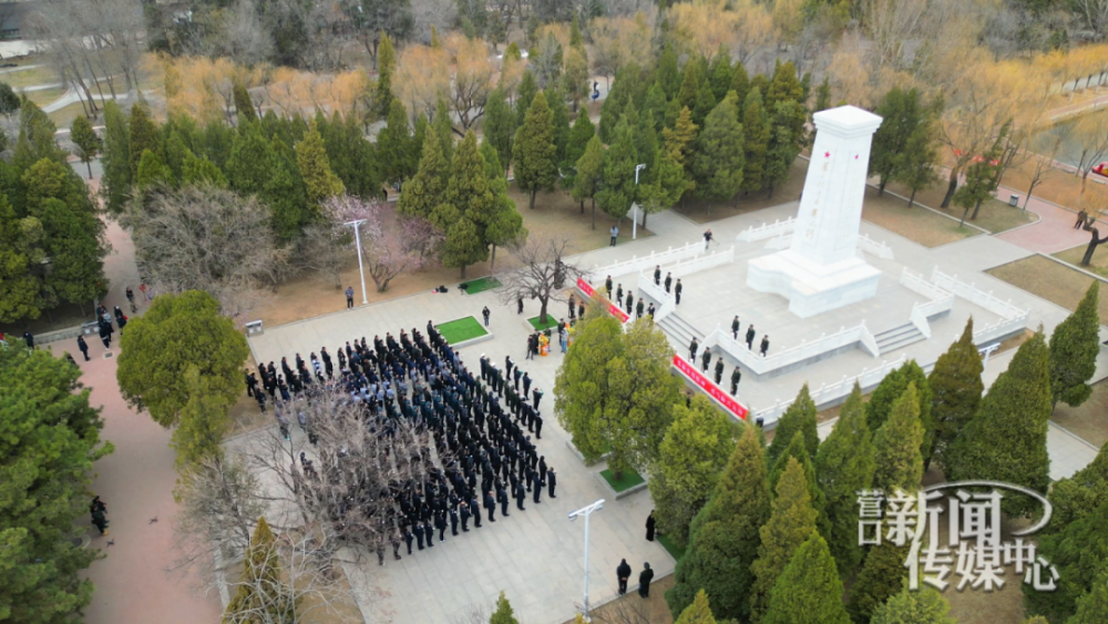 企业员工等社会各界代表共计300余人在市人民公园革命烈士纪念碑前