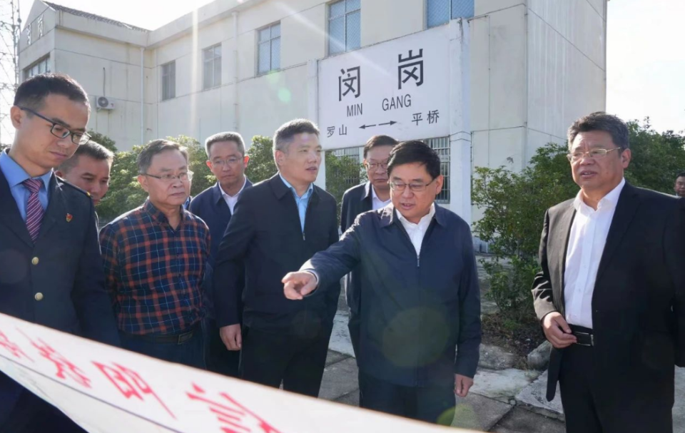 信阳市市长陈志伟确保信阳铁路枢纽项目早落地早开工早运营早受益