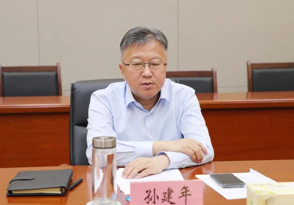 孙建年调研大数据产业链发展情况时强调:推动产业强链