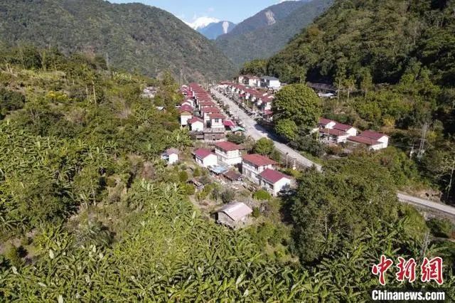 媒体看墨脱丨记者手记:一条公路改变"高原孤岛"的命运