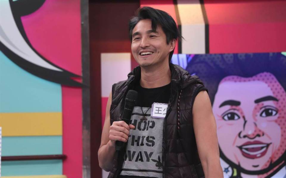 王少伟晒了一张在自家门口的照片,照片中的他打扮朴素,留着胡渣,戴着