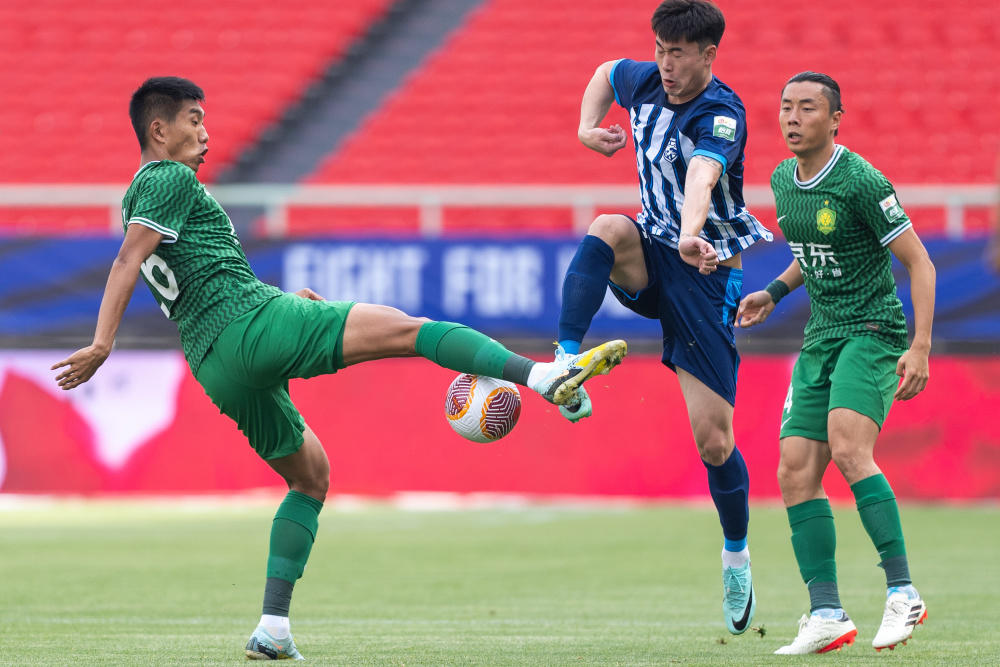 足球中超武汉三镇对阵北京国安