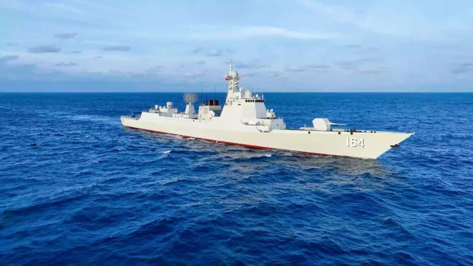 铁甲逐浪,舰炮隆隆,某驱逐舰支队桂林舰,运城舰组成舰艇编队,连续在多