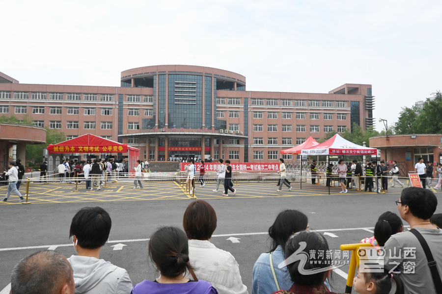 图为晋中市榆次二中考点.考生自信满满,有序入场.