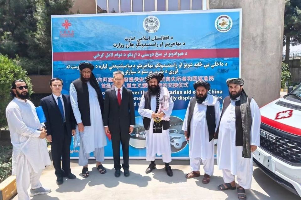 中国援助阿富汗首批紧急人道主义物资交接仪式在阿举行