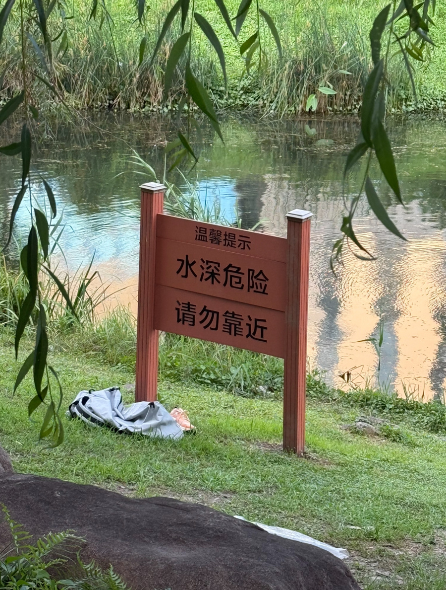 实际上,河道内"热闹"极了,周末的时候桨板"堵车",同时还有野泳的大爷
