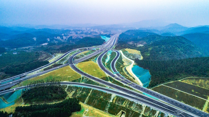 广西路建集团承建的松铁高速获评公路交通优质工程奖