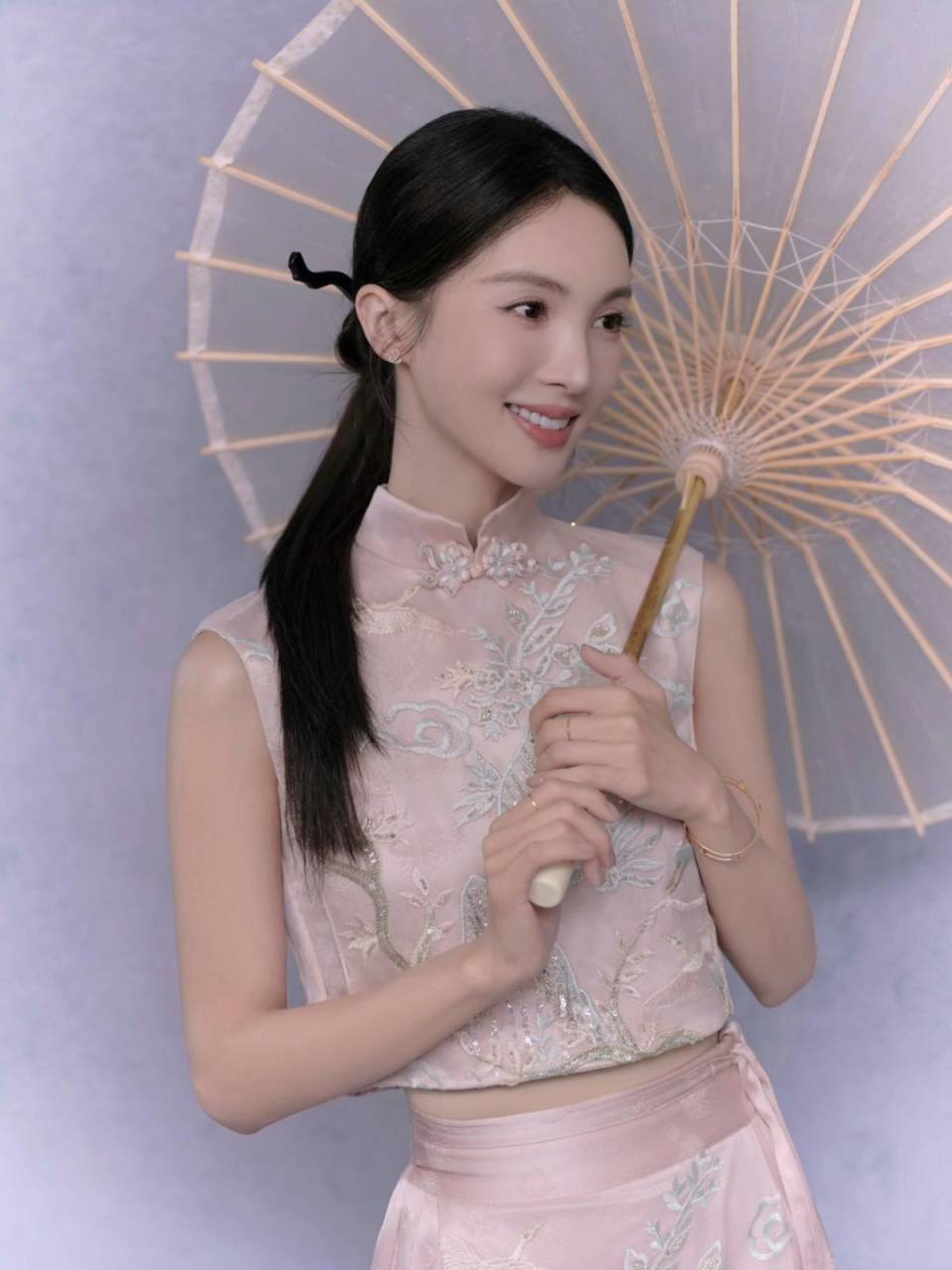 金晨央视中秋晚会诠释东方之美 金鹰奖双剧入围脱颖而出