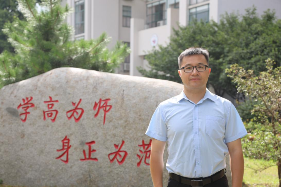 学校优秀讲师,市教研所副所长,市思政教研员,市家长函授学校副校长,市