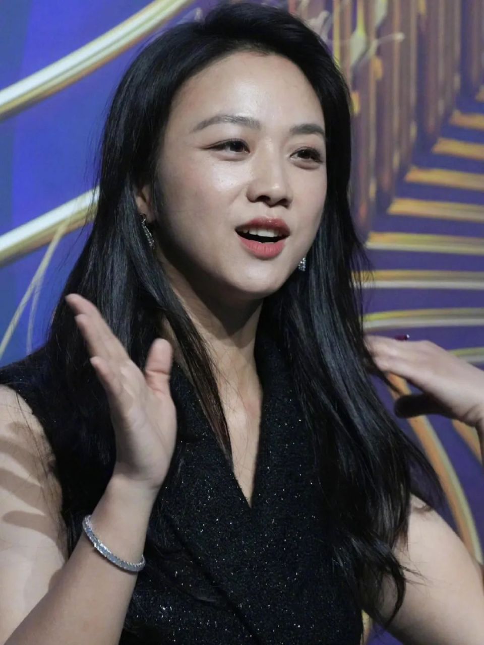 汤唯和林青霞同框领取华人大奖