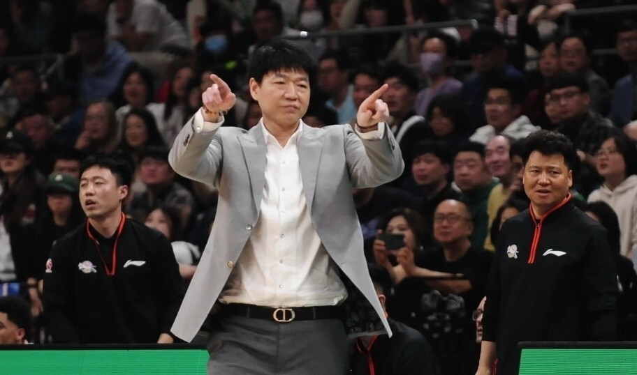 cba官方公告中写道:"新疆队主教练邱彪对本球队负有管理责任,依照本