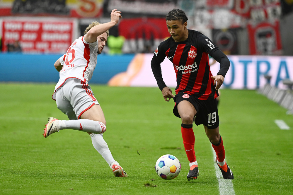 新华社记者 张帆 摄3月30日,法兰克福队球员格策(左)与柏林联合队球员