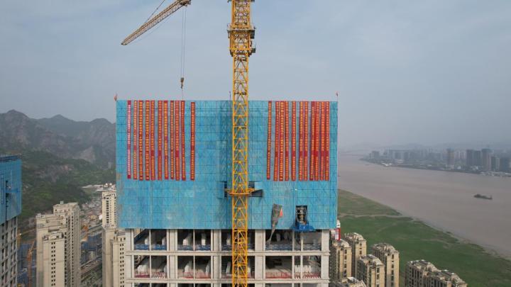 211米与192米温州三江立体城两座超高层主楼封顶