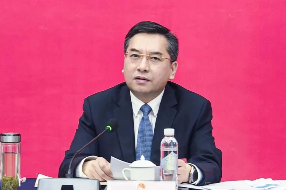 他曾任共青团浙江省委副书记,台州市副市长,台州市委常委,组织部部长
