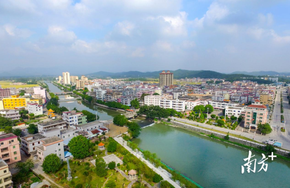 莲塘水,发源于天露山脉,向东奔腾流经恩平市牛江,沙湖两镇,于沙湖镇蒲