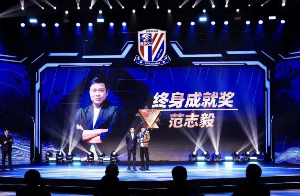 柳海光与申花名宿代表刘军,谢晖,朱琪,卞军,曲圣卿,邱