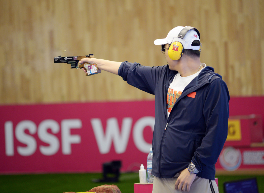 体育射击世锦赛李越宏获得男子25米手枪速射冠军