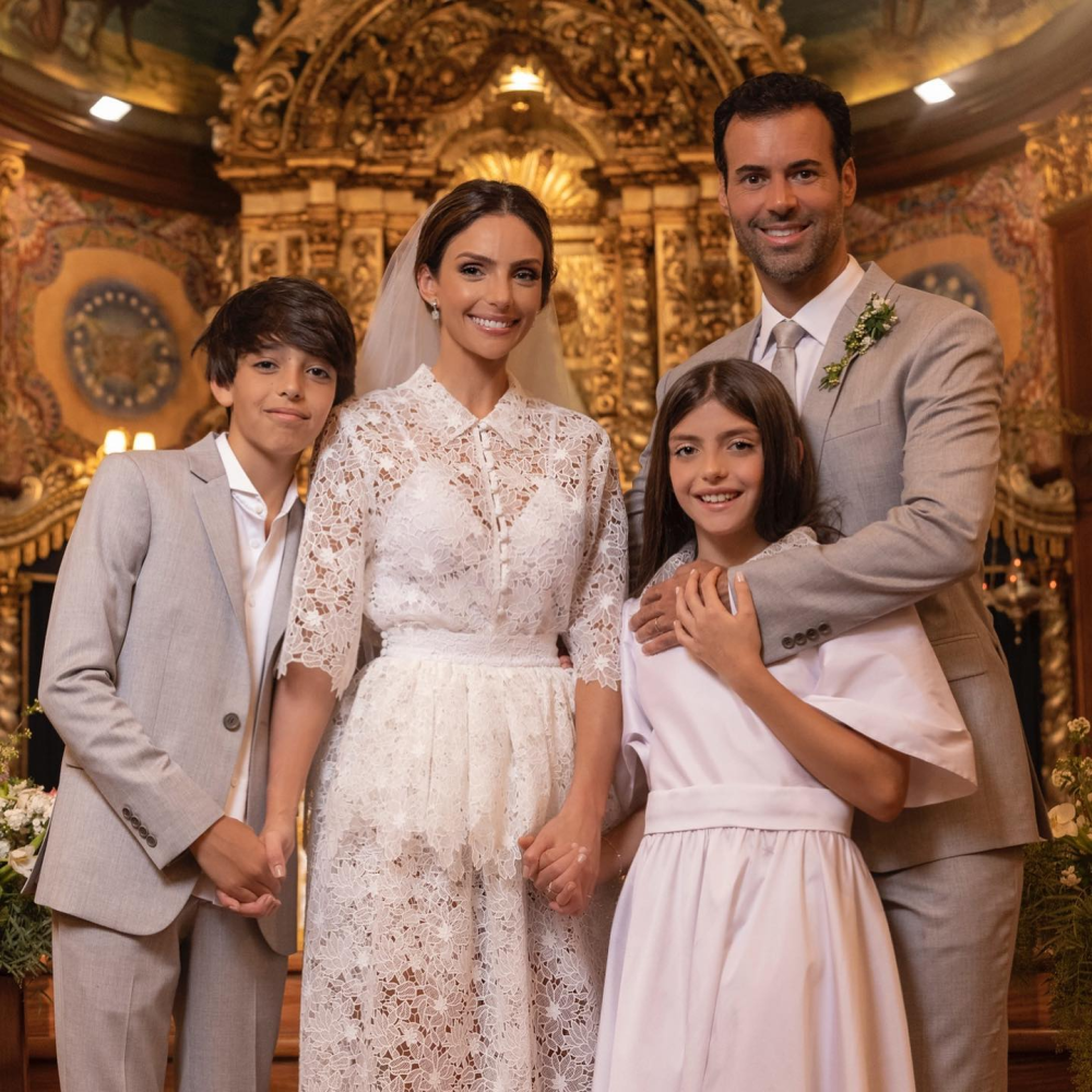 卡卡晒照为12岁女儿庆生!