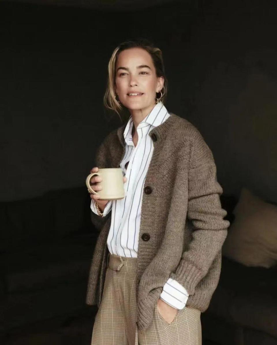 想要秋天舒服又时尚,选对一件"奶奶衫"就够啦!