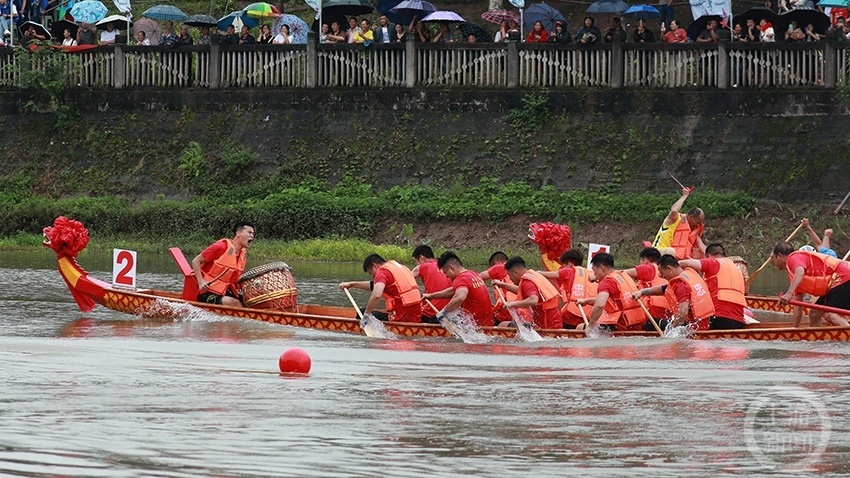 忠县汝溪河上演"速度与激情" "忠义杯"龙舟赛成功举行