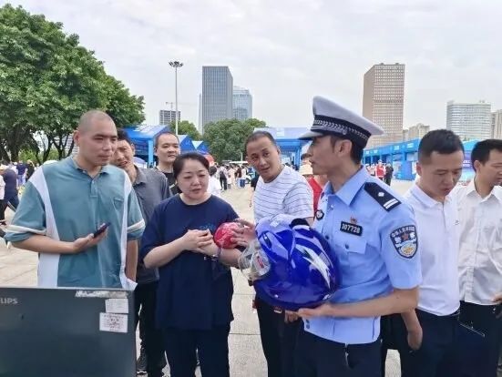 昨日起,重庆市公安局交巡警总队结合职能职责,依托"安全生产月"活动