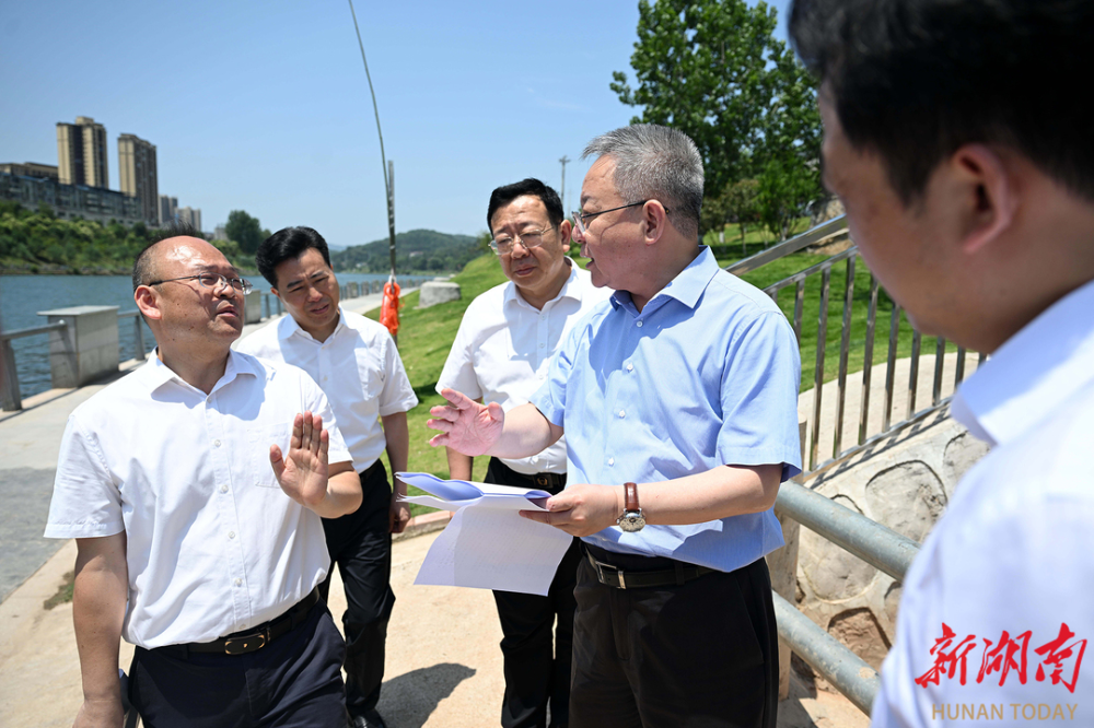 沈晓明来到厂区实地察看进水口采样点,中控室和实验室,了解监测数据