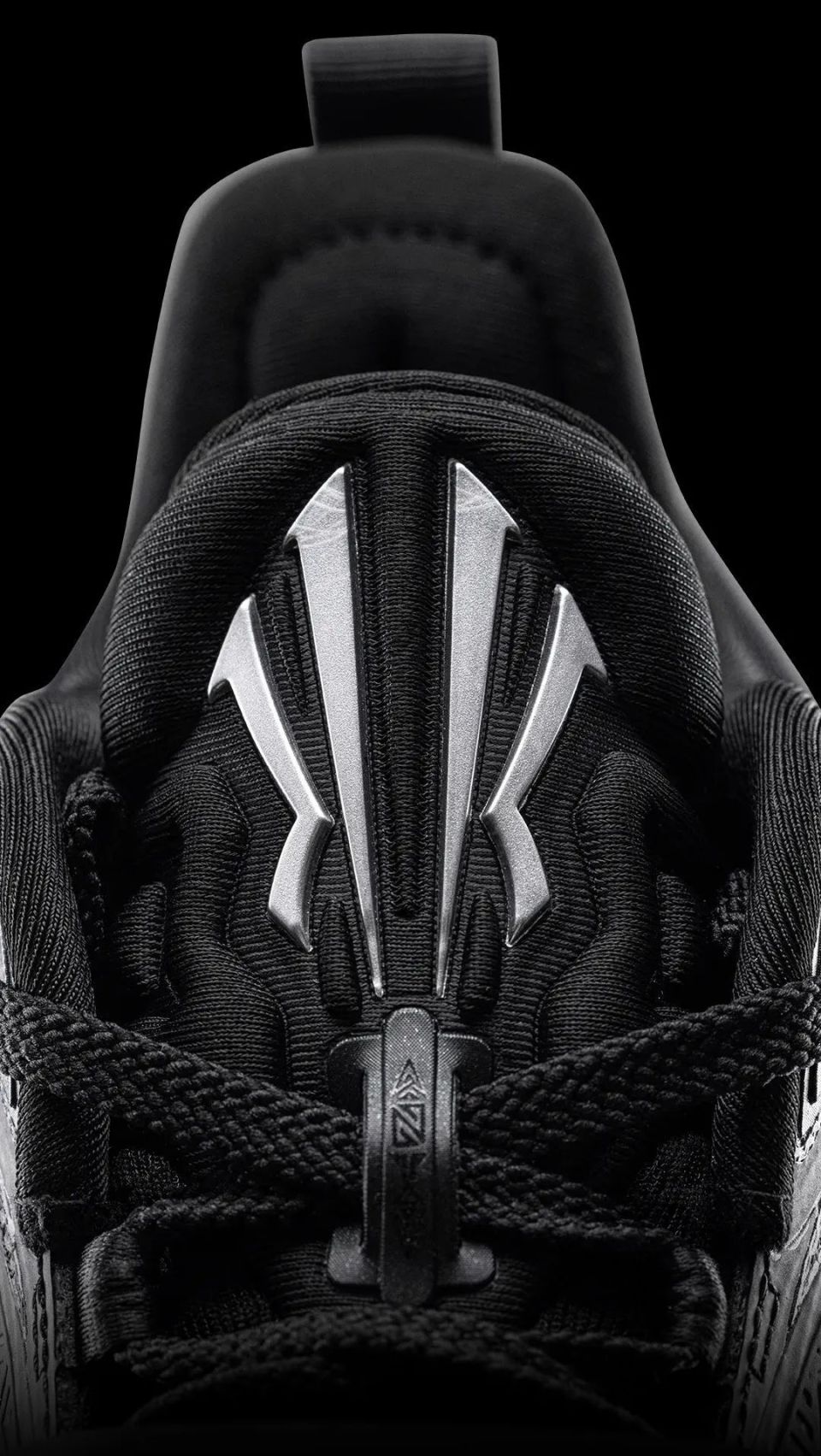 仔细看鞋头部分,还隐约可以看到「欧文之盾」logo 浮现.