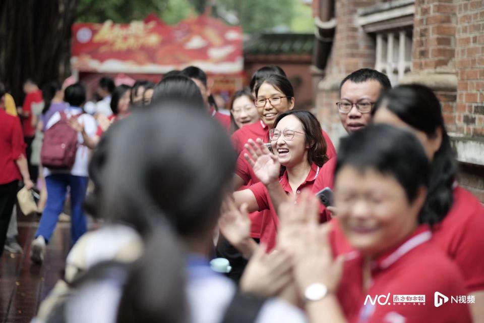 笑容明媚!培正中学考点,老师列队击掌送考