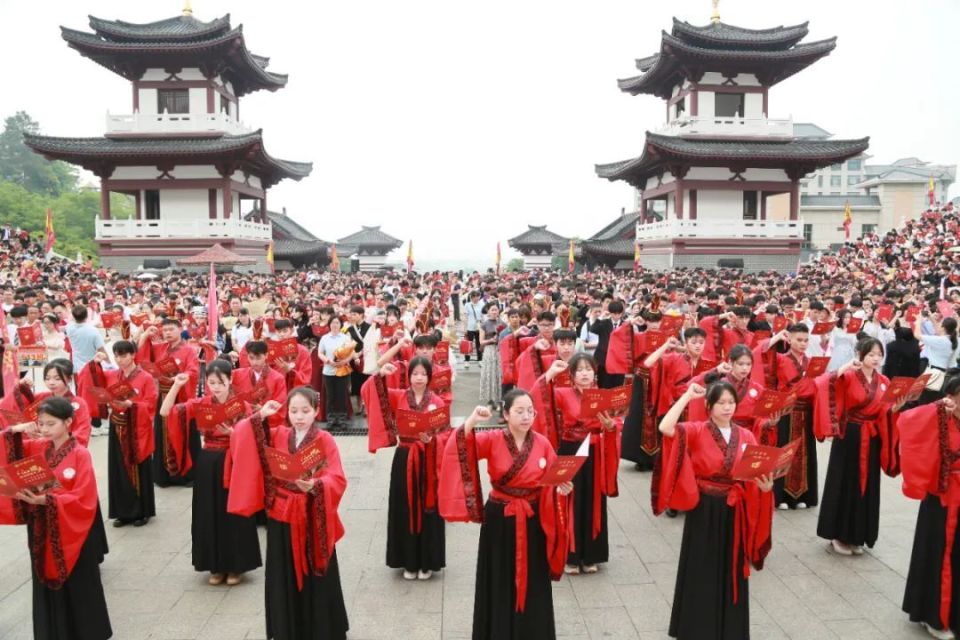 宁明中学举办高三成人礼活动