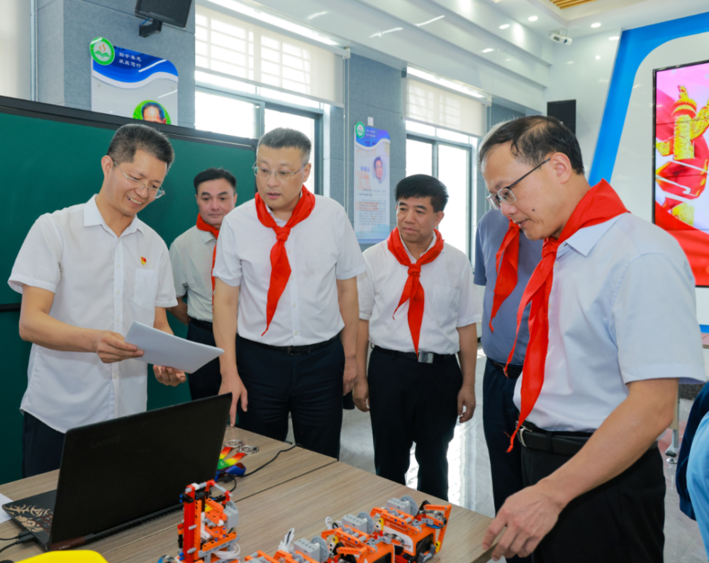 安溪县四套班子领导与少年儿童共庆"六一"