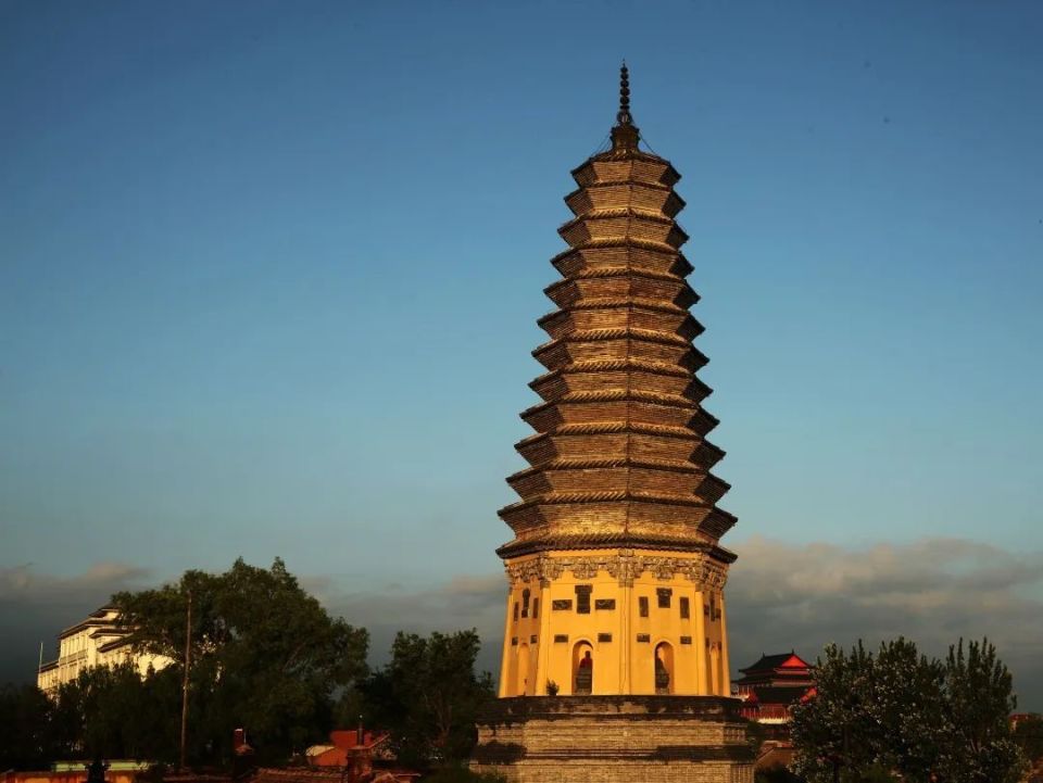 古城悠悠,塔影斜阳,斑驳间沉淀着历史的重量,砖石在晚风中低语着曾经