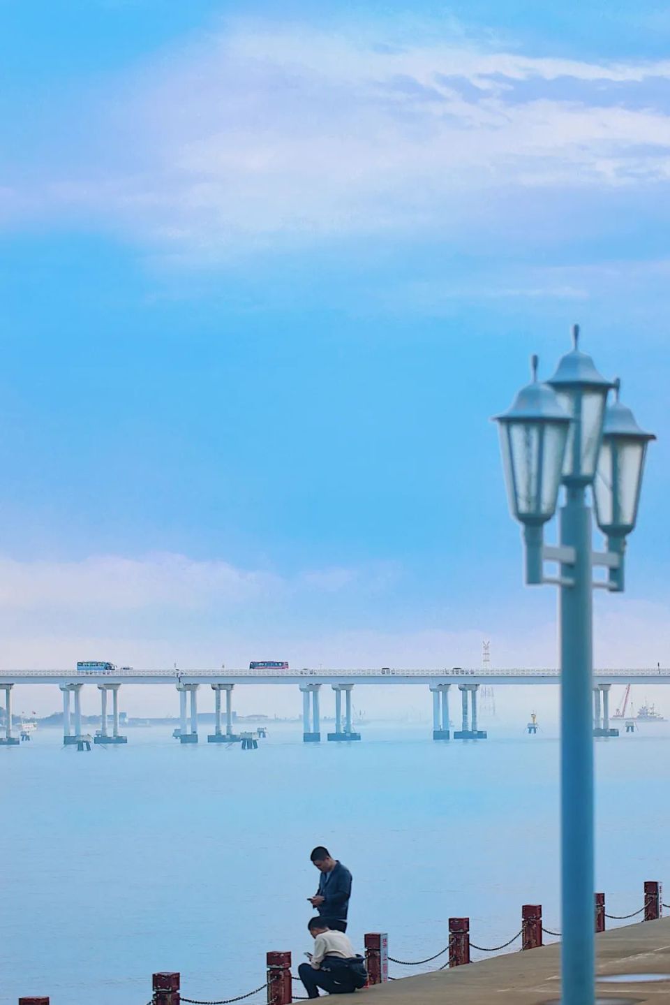 雾锁海面,亦真亦幻,遇见一片梦幻神奇的海.