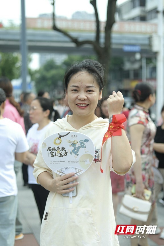 益阳市一中考点,2024高考考生纷纷进入考场.