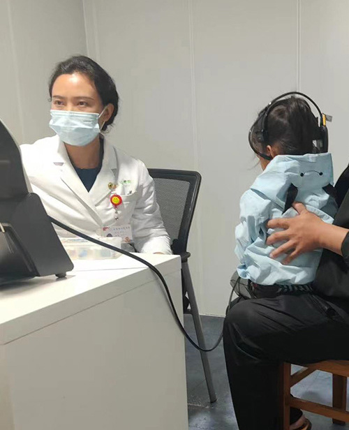 为他们实施人工耳蜗设备植入手术,并进行为期10个月的语言康复训练
