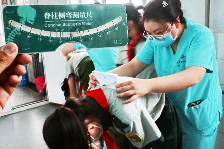 暑假热卖的护脊书包真能矫正孩子脊柱侧弯？专家给出答案