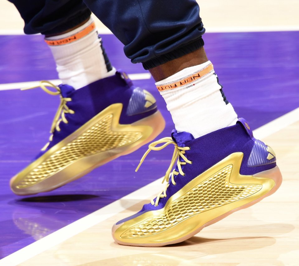 爱德华兹上脚紫金色ae1 灵感来源于儿时效力的橄榄球队