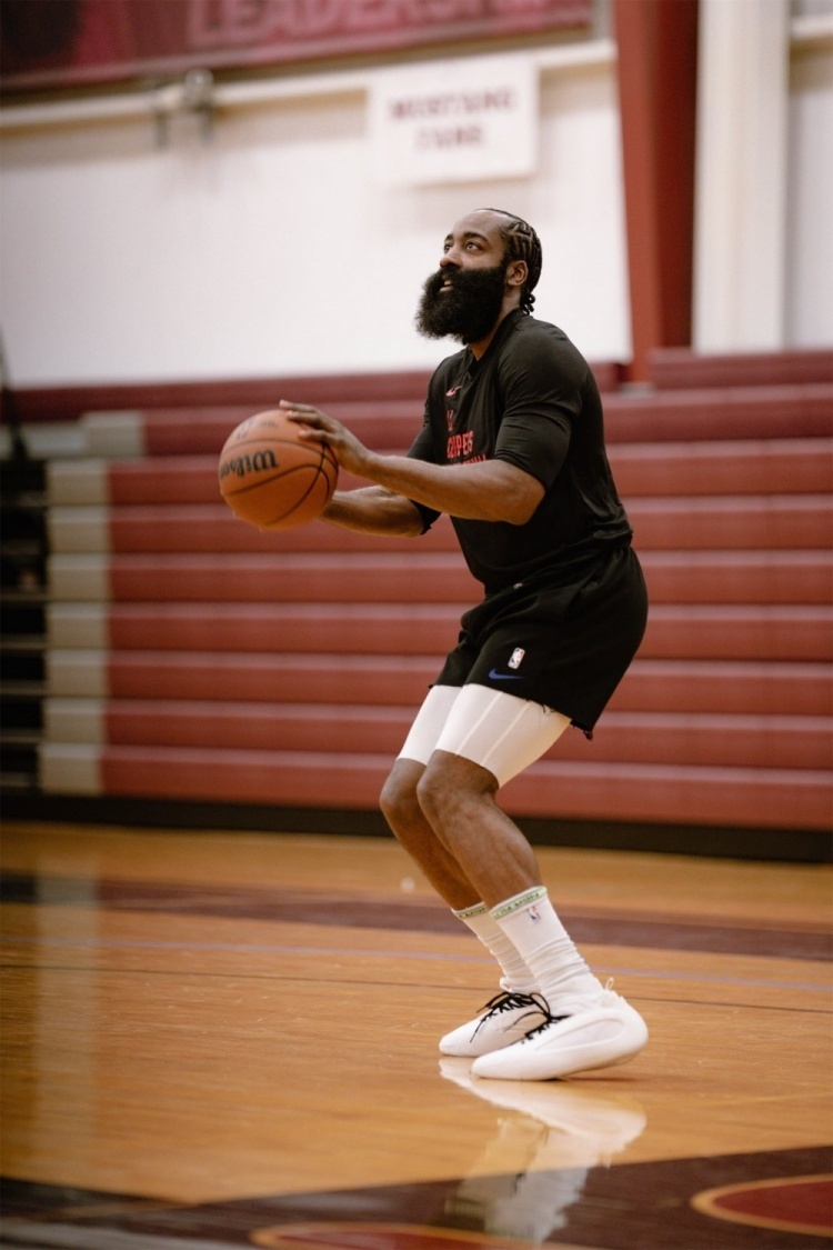 心情大好快船最新训练照哈登出镜个个面带笑容