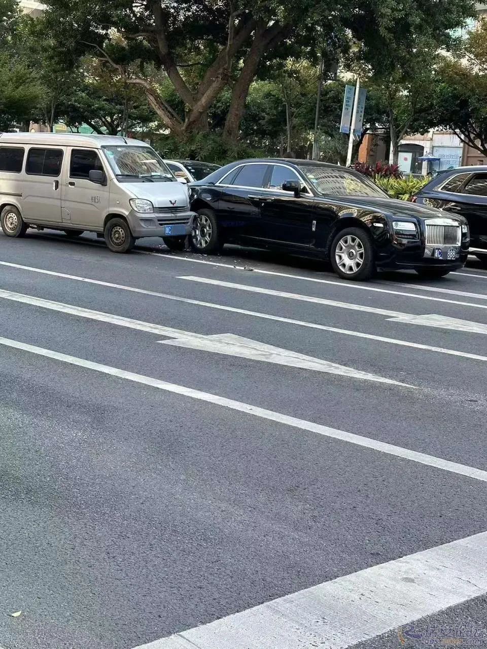 温州面包车撞上劳斯莱斯_腾讯新闻